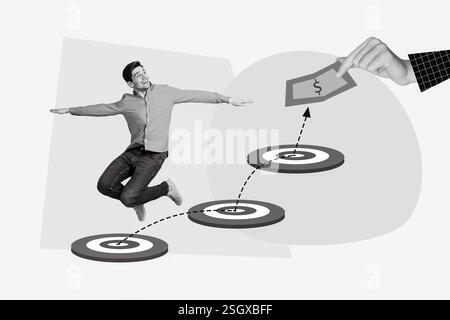Collage eines jungen, witzigen, energetischen Mannes, Business-Startup-Banknotenbesitzers, der springt, zielt auf Trampolin-Karriere isoliert auf gemaltem Hintergrund ab Stockfoto