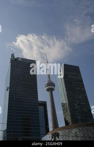 Blick auf die Skyline der Innenstadt von Toronto, Ontario, Kanada mit Wolkenkratzern und dem Wahrzeichen CN Kommunikations- und Aussichtsturm. Stockfoto