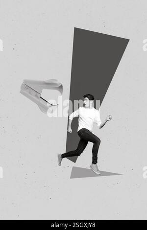 Vertikale kreative Fotocollage Illustration eines verängstigten Kerls, der aus der Büroarbeit des Hefters gerannt ist, isoliert auf gelbem Hintergrund Stockfoto
