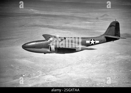 Die Bell P-59 Airacomet war ein einsitziges, zweimotoriges Kampfflugzeug, das während des Zweiten Weltkriegs entwickelt und gebaut wurde. Als die Briten weiter an der Entwicklung von Düsentriebwerken beteiligt waren, spendeten sie 1941 ein Triebwerk für die Vereinigten Staaten, das die Basis für das J31-Triebwerk von General Electric wurde, das ein Jahr später von der P-59 verwendet wurde. Da das Flugzeug untersteuert war, stornierte die United States Army Air Forces (USAAF) die Hälfte der ursprünglichen Bestellung für 100 Kämpfer. Es wurden keine P-59 eingesetzt, stattdessen wurden sie als Trainer eingesetzt. Stockfoto