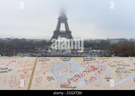 Graffiti an einer Wand auf der Esplanade du Trocadero. Im Hintergrund der Eiffelturm. Unscharfer Hintergrund Stockfoto