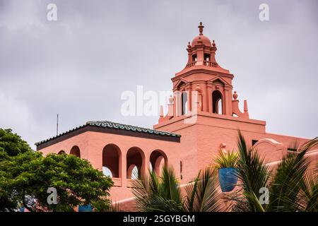 Honolulu, Hawaii / USA - 27. August 2018: Rosa Turm eines historischen Luxushotels, Royal Hawaiian Resort. Stockfoto