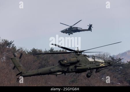 Combined Arms Live Fire Excercise Zwischen ROK, US Armeen zwei AH-64 Apache-Angriffshubschrauber der US Army während der Combined Arms Live Fire Excercise des Stryker Brigade Combat Teams 1-2, 2nd Infantry Division/ROK-U.S. Kombinierte Division mit 15. Infanteriedivision der Republik Korea im Rodriguez Live Fire Complex in Pocheon, Gyeonggi-do, Südkorea, 10. Februar 2025. Pochen Republik Korea Copyright: XMatrixxImagesx/xLeexKitaex Stockfoto