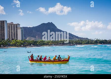 Honolulu, Hawaii - USA - 30. August 2018: Waikiki Outrigger Kanu-Surftour führt Passagiere in die Surftour am Waikiki Beach. Stockfoto