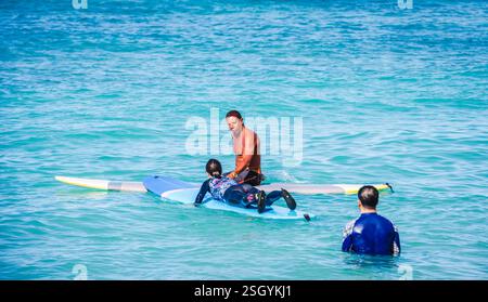 Honolulu, Hawaii - USA - 30. August 2018: Waikiki Outrigger Kanu-Surftour führt Passagiere in die Surftour am Waikiki Beach. Stockfoto