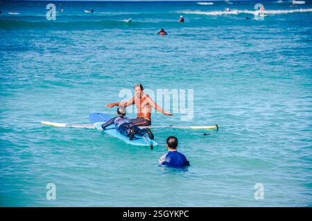 Honolulu, Hawaii - USA - 30. August 2018: Waikiki Outrigger Kanu-Surftour führt Passagiere in die Surftour am Waikiki Beach. Stockfoto