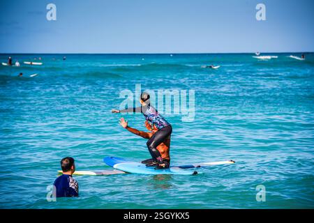 Honolulu, Hawaii - USA - 30. August 2018: Waikiki Outrigger Kanu-Surftour führt Passagiere in die Surftour am Waikiki Beach. Stockfoto