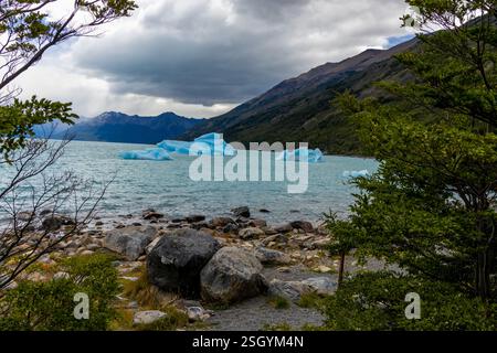 Perito Moreno berühmter Gletscher in Patagonien, El Calafate, Argentinien. Tiefblaues Eis des wachsenden und sich bewegenden Gletschers, atemberaubende Eiswände und Eisberge Stockfoto