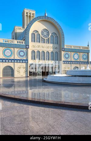 Der Brunnen und der Haupteingang zum blau gekachelten Central Souk (auch Blue Souk genannt) in Sharjah, nördlich von Dubai in den Vereinigten Arabischen Emiraten. Stockfoto