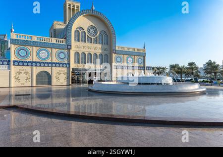 Der Brunnen und der Haupteingang zum blau gekachelten Central Souk (auch Blue Souk genannt) in Sharjah, nördlich von Dubai in den Vereinigten Arabischen Emiraten. Stockfoto