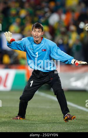 Der nordkoreanische Torhüter Ri Myong-guk spielte am 15. Juni 2010 im Ellis Park Stadium in Johannesburg, Südafrika, gegen Brasilien. Nur redaktionelle Verwendung. Kommerzielle Nutzung verboten. Keine Nutzung von Push-to-Mobilgeräten. (Foto: Jonathan Paul Larsen / Diadem Images) Stockfoto