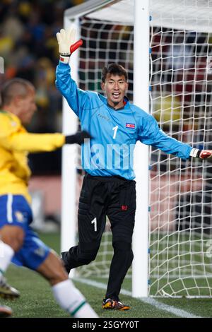 JOHANNESBURG, SÜDAFRIKA - 15. JUNI: Nordkoreas Torhüter Ri Myong-guk spielt am 15. Juni 2010 im Ellis Park Stadium in Johannesburg gegen Brasilien. Nur redaktionelle Verwendung. Kommerzielle Nutzung verboten. Keine Nutzung von Push-to-Mobilgeräten. (Foto: Jonathan Paul Larsen / Diadem Images) Stockfoto