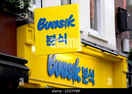 London, Großbritannien. Bunsik: Koreanisches Restaurant in Chinatown. Stockfoto