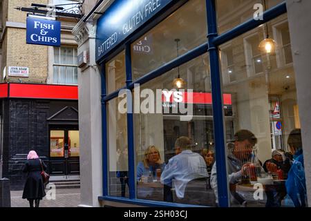 London, Großbritannien. Januar 2025. Ein Gast, der in einem traditionellen britischen Fisch- und Chips-Shop am Südufer der Themse zu sehen ist. Quelle: SOPA Images Limited/Alamy Live News Stockfoto