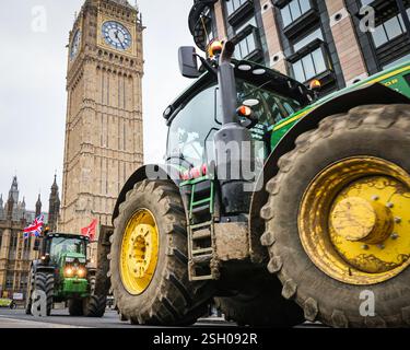 London, Großbritannien. Februar 2025. Tausende von Bauern und ihre Unterstützer haben ihre Traktoren erneut nach Whitehall in Westminster gefahren, um gegen die Änderungen des Erbschaftssteuerrechts zu protestieren. Der Protest wird auch von mehreren prominenten Politikern und Persönlichkeiten unterstützt, darunter Nigel Farage, Richard Tice und Rupert Lowe (Reform UK), James Clevery und Victoria Atkins (Konservative) und andere. Quelle: Imageplotter/Alamy Live News Stockfoto