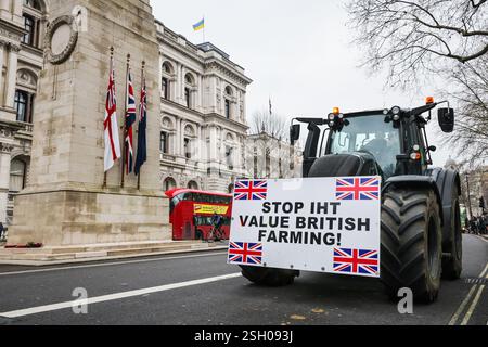 London, Großbritannien. Februar 2025. Tausende von Bauern und ihre Unterstützer haben ihre Traktoren erneut nach Whitehall in Westminster gefahren, um gegen die Änderungen des Erbschaftssteuerrechts zu protestieren. Der Protest wird auch von mehreren prominenten Politikern und Persönlichkeiten unterstützt, darunter Nigel Farage, Richard Tice und Rupert Lowe (Reform UK), James Clevery und Victoria Atkins (Konservative) und andere. Quelle: Imageplotter/Alamy Live News Stockfoto