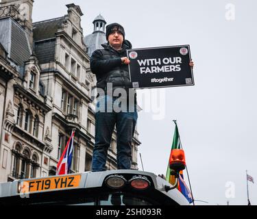 London, Großbritannien. Februar 2025. Tausende von Bauern und ihre Unterstützer haben ihre Traktoren erneut nach Whitehall in Westminster gefahren, um gegen die Änderungen des Erbschaftssteuerrechts zu protestieren. Der Protest wird auch von mehreren prominenten Politikern und Persönlichkeiten unterstützt, darunter Nigel Farage, Richard Tice und Rupert Lowe (Reform UK), James Clevery und Victoria Atkins (Konservative) und andere. Quelle: Imageplotter/Alamy Live News Stockfoto