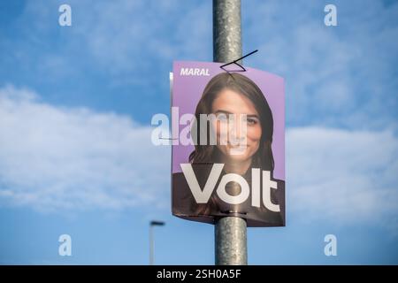 Berlin, Deutschland. Februar 2025. Ein Wahlplakat für die kleine, neue Randpartei Volt zeigt ihren Parteiführer Maral Koohestanian. Die Partei nimmt an der Bundestagswahl 2025 Teil. Stockfoto