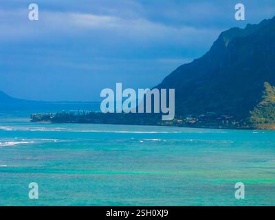 Blick aus der Vogelperspektive auf die Küste von Oahu mit türkisfarbenem Wasser und Bergen Stockfoto