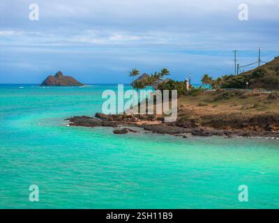 Blick aus der Vogelperspektive auf die Küste von Oahu mit Mokoli'i Island und Leuchtturm Stockfoto