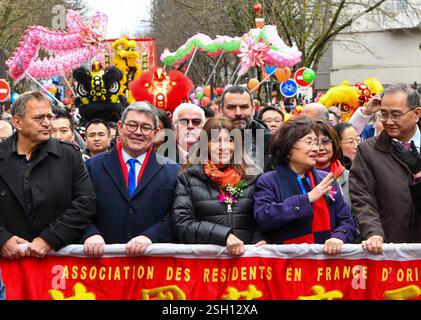 Paris, Frankreich. Februar 2025. Die Bürgermeisterin von Paris, Anne Hidalgo, und Jerome Coumet, Bürgermeister des 13. Bezirks, nahmen am 9. Februar 2025 an der chinesischen Neujahrsparade in Paris Teil. Foto von Shootpix/ABACAPRESS. COM Credit: Abaca Press/Alamy Live News Stockfoto