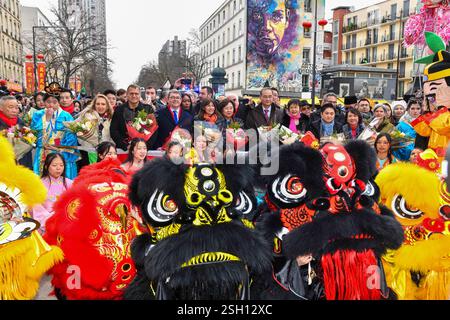 Paris, Frankreich. Februar 2025. Die Bürgermeisterin von Paris, Anne Hidalgo, und Jerome Coumet, Bürgermeister des 13. Bezirks, nahmen am 9. Februar 2025 an der chinesischen Neujahrsparade in Paris Teil. Foto von Shootpix/ABACAPRESS. COM Credit: Abaca Press/Alamy Live News Stockfoto