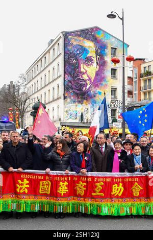 Paris, Frankreich. Februar 2025. Die Bürgermeisterin von Paris, Anne Hidalgo, und Jerome Coumet, Bürgermeister des 13. Bezirks, nahmen am 9. Februar 2025 an der chinesischen Neujahrsparade in Paris Teil. Foto von Shootpix/ABACAPRESS. COM Credit: Abaca Press/Alamy Live News Stockfoto