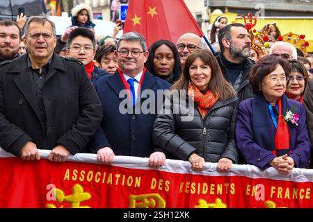 Paris, Frankreich. Februar 2025. Die Bürgermeisterin von Paris, Anne Hidalgo, und Jerome Coumet, Bürgermeister des 13. Bezirks, nahmen am 9. Februar 2025 an der chinesischen Neujahrsparade in Paris Teil. Foto von Shootpix/ABACAPRESS. COM Credit: Abaca Press/Alamy Live News Stockfoto
