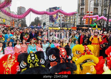 Paris, Frankreich. Februar 2025. Die Bürgermeisterin von Paris, Anne Hidalgo, und Jerome Coumet, Bürgermeister des 13. Bezirks, nahmen am 9. Februar 2025 an der chinesischen Neujahrsparade in Paris Teil. Foto von Shootpix/ABACAPRESS. COM Credit: Abaca Press/Alamy Live News Stockfoto