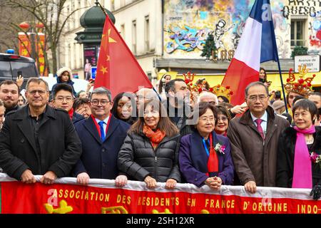 Paris, Frankreich. Februar 2025. Die Bürgermeisterin von Paris, Anne Hidalgo, und Jerome Coumet, Bürgermeister des 13. Bezirks, nahmen am 9. Februar 2025 an der chinesischen Neujahrsparade in Paris Teil. Foto von Shootpix/ABACAPRESS. COM Credit: Abaca Press/Alamy Live News Stockfoto