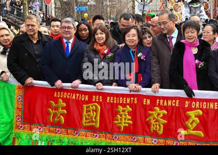 Paris, Frankreich. Februar 2025. Die Bürgermeisterin von Paris, Anne Hidalgo, und Jerome Coumet, Bürgermeister des 13. Bezirks, nahmen am 9. Februar 2025 an der chinesischen Neujahrsparade in Paris Teil. Foto von Shootpix/ABACAPRESS. COM Credit: Abaca Press/Alamy Live News Stockfoto