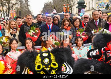 Paris, Frankreich. Februar 2025. Die Bürgermeisterin von Paris, Anne Hidalgo, und Jerome Coumet, Bürgermeister des 13. Bezirks, nahmen am 9. Februar 2025 an der chinesischen Neujahrsparade in Paris Teil. Foto von Shootpix/ABACAPRESS. COM Credit: Abaca Press/Alamy Live News Stockfoto