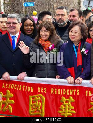 Paris, Frankreich. Februar 2025. Die Bürgermeisterin von Paris, Anne Hidalgo, und Jerome Coumet, Bürgermeister des 13. Bezirks, nahmen am 9. Februar 2025 an der chinesischen Neujahrsparade in Paris Teil. Foto von Shootpix/ABACAPRESS. COM Credit: Abaca Press/Alamy Live News Stockfoto