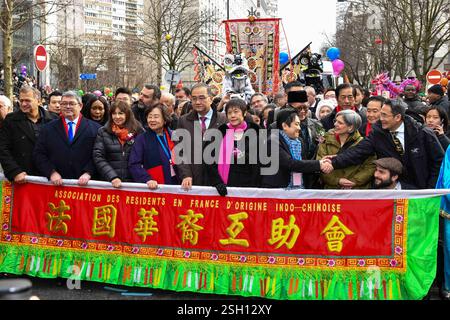 Paris, Frankreich. Februar 2025. Die Bürgermeisterin von Paris, Anne Hidalgo, und Jerome Coumet, Bürgermeister des 13. Bezirks, nahmen am 9. Februar 2025 an der chinesischen Neujahrsparade in Paris Teil. Foto von Shootpix/ABACAPRESS. COM Credit: Abaca Press/Alamy Live News Stockfoto