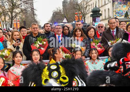 Paris, Frankreich. Februar 2025. Die Bürgermeisterin von Paris, Anne Hidalgo, und Jerome Coumet, Bürgermeister des 13. Bezirks, nahmen am 9. Februar 2025 an der chinesischen Neujahrsparade in Paris Teil. Foto von Shootpix/ABACAPRESS. COM Credit: Abaca Press/Alamy Live News Stockfoto