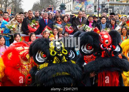Paris, Frankreich. Februar 2025. Die Bürgermeisterin von Paris, Anne Hidalgo, und Jerome Coumet, Bürgermeister des 13. Bezirks, nahmen am 9. Februar 2025 an der chinesischen Neujahrsparade in Paris Teil. Foto von Shootpix/ABACAPRESS. COM Credit: Abaca Press/Alamy Live News Stockfoto