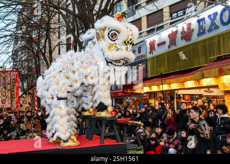 Paris, Frankreich. Februar 2025. Die chinesische Neujahrsparade am 9. Februar 2025 in Paris. Foto von Shootpix/AABACAPRESS. COM Credit: Abaca Press/Alamy Live News Stockfoto