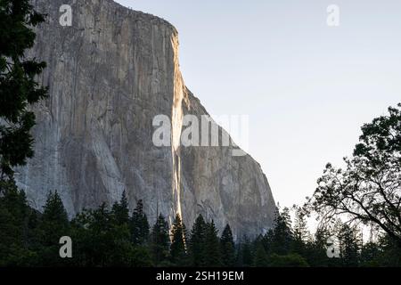 Detail des majestätischen El Capitan im Yosemite-Nationalpark, während der Sonnenaufgang auf die Granitwand trifft Stockfoto