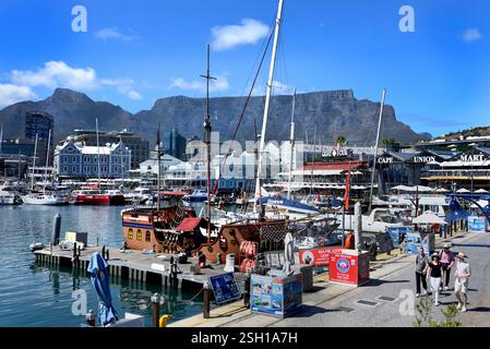 Hafen von V&A Waterfront in Kapstadt mit Tafelberg im Hintergrund, Kapstadt, Südafrika, RSA, ( Victoria Alfred Waterfront ) Stockfoto