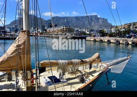 Hafen von V&A Waterfront in Kapstadt mit Tafelberg im Hintergrund, Kapstadt, Südafrika, RSA, ( Victoria Alfred Waterfront ) Stockfoto