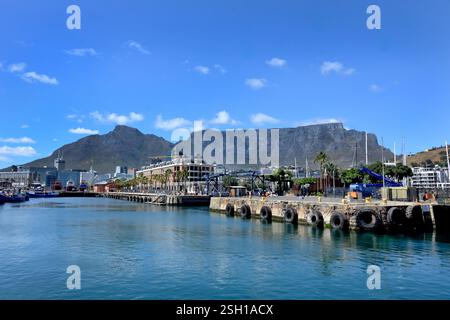 Hafen von V&A Waterfront in Kapstadt mit Tafelberg im Hintergrund, Kapstadt, Südafrika, RSA, ( Victoria Alfred Waterfront ) Stockfoto