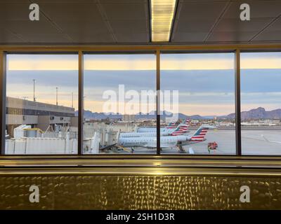 23. Januar 2025 - Phoenix, AZ, USA - American Airlines Flugzeuge auf der Landebahn am Flughafen Phoenix, AZ, mit Bergen im Hintergrund. Stockfoto