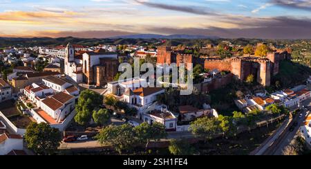 Portugal Reisen und Sehenswürdigkeiten. Historische Stadt Silves mit gut erhaltener Burg, ehemalige Hauptstadt der Algarve. Hochwinkelansicht aus der Luft Stockfoto