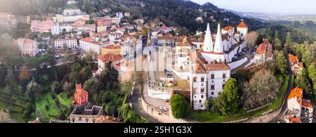 Portugal Reisen und Sehenswürdigkeiten. Nationalpalast der Stadt Sintra, unesco-Weltkulturerbe. Panoramablick der Drohne aus dem Hochwinkel Stockfoto