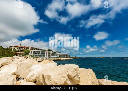 Blick auf verlassene Badeort-Betonbauten und -Strukturen in Ruinen in der Nähe von St. Konstantin und Helena, Stadt Varna, Bulgarien, Ufer des Schwarzen Meeres Stockfoto