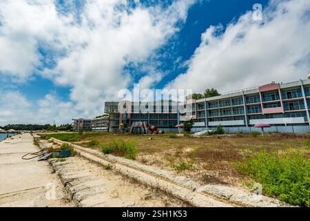 Blick auf verlassene Badeort-Betonbauten und -Strukturen in Ruinen in der Nähe von St. Konstantin und Helena, Stadt Varna, Bulgarien, Ufer des Schwarzen Meeres Stockfoto