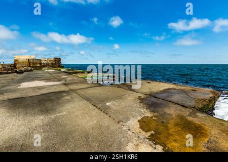 Blick auf verlassene Badeort-Betonbauten und -Strukturen in Ruinen in der Nähe von St. Konstantin und Helena, Stadt Varna, Bulgarien, Ufer des Schwarzen Meeres Stockfoto