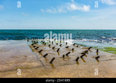 Blick auf verlassene Badeort-Betonbauten und -Strukturen in Ruinen in der Nähe von St. Konstantin und Helena, Stadt Varna, Bulgarien, Ufer des Schwarzen Meeres Stockfoto