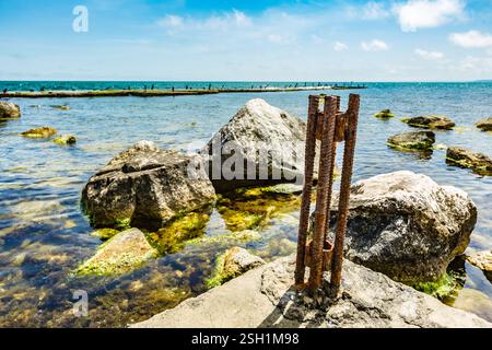 Blick auf verlassene Badeort-Betonbauten und -Strukturen in Ruinen in der Nähe von St. Konstantin und Helena, Stadt Varna, Bulgarien, Ufer des Schwarzen Meeres Stockfoto