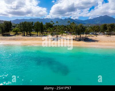 Strand auf Oahu Island mit Palmen und Ko olau Mountains Stockfoto